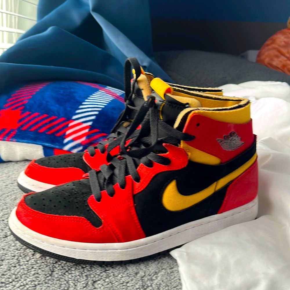 These are the Jordan 1 High Zooms ‘Chile red’ and they are size 7 in men’s.